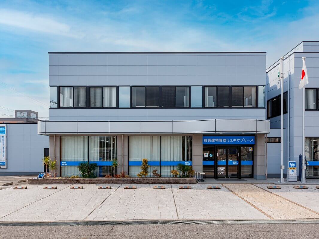 御幸建設グループ 本社社屋前 来客⽤駐⾞場